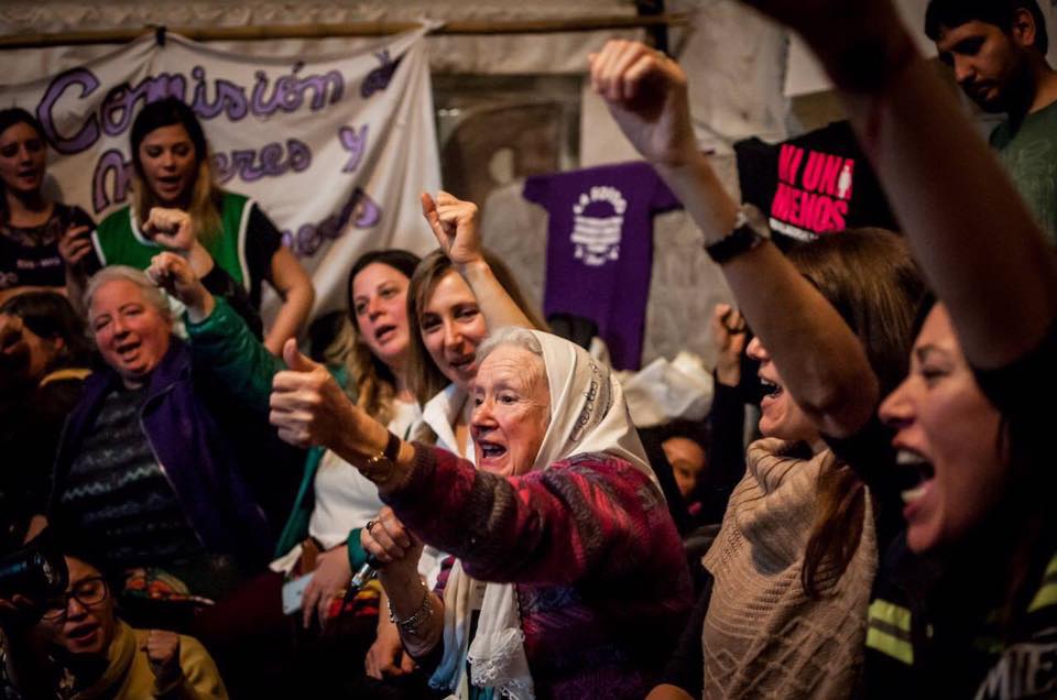 Asamblea femenina en la carpa de Pepsico
