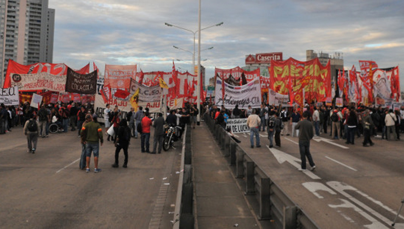 Corte del Puente Pueyrredon, en el marco del Paro Nacional del 10 de abril convocado por la CGT y CTA opositoras.