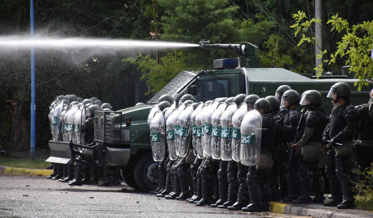 Bajen las armas, que aquí sólo hay pibes estudiando.