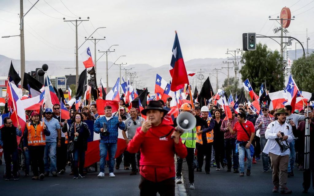 ¡A seguir en las calles hasta que caiga Piñera, todos ellos y la Constitución del 80!