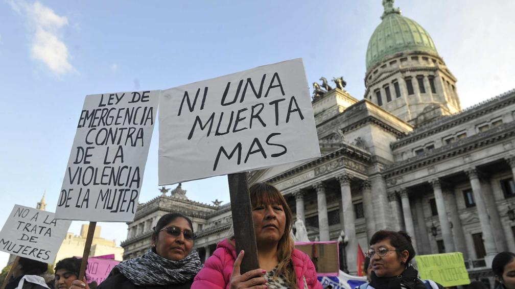 ¿HONRAR A LOS BUITRES DE LA DEUDA O DEFENDER LA VIDA DE LAS MUJERES?